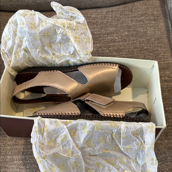 NIB- Naturalizer scout Champagne Sandals. 7 wide - Picture 9 of 10